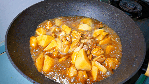 鸡肉炖土豆怎么炒好吃又嫩，土豆炖鸡这样做太好吃了