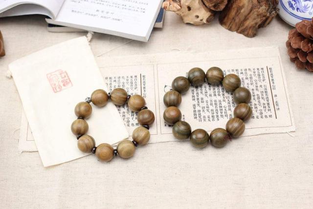 黄花梨木和绿檀木哪个好，黄花梨木和绿檀木哪个好些（绿檀手串为何有这么多人喜欢）