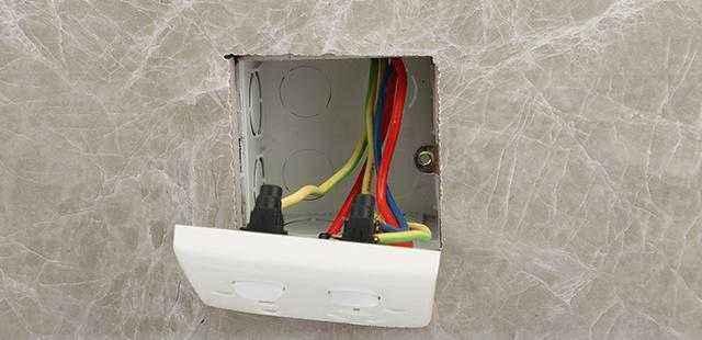 插座松了怎么办，五孔插座松了怎么办（自己固定省了找师傅）