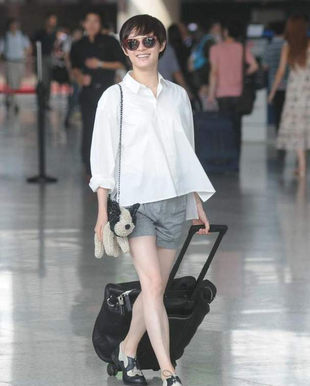 穿旗袍配什么发型，旗袍发饰造型（穿绿色旗袍配复古发型好有韵味）