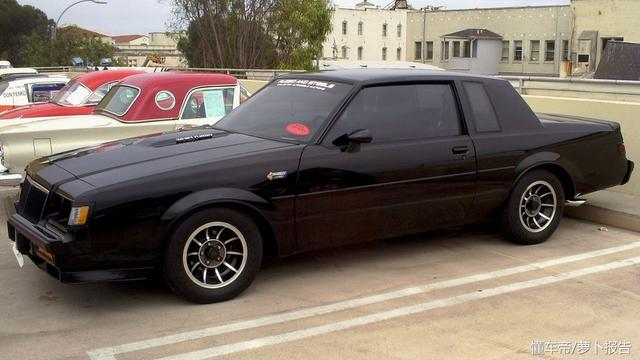 别克英朗车的铭牌在哪个位置，别克英朗车的铭牌在哪个位置啊（通用汽车换标大法）