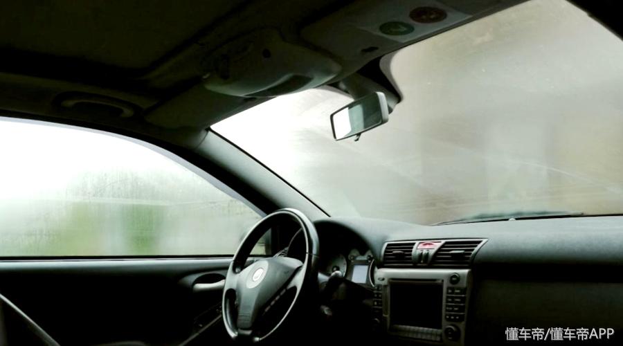 冬天车内玻璃起雾是什么现象，冬天汽车除雾的正确方法