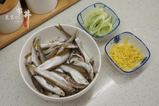 油煎小鱼的做法，油煎小鱼的做法步骤（记住挂糊的方法）
