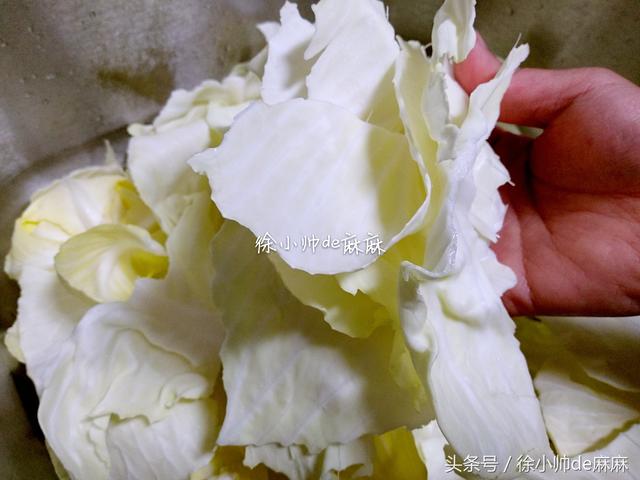 平包菜怎么做好吃，包菜怎么做好吃法大全（ 用一碗酱汁烧出的手撕包菜）