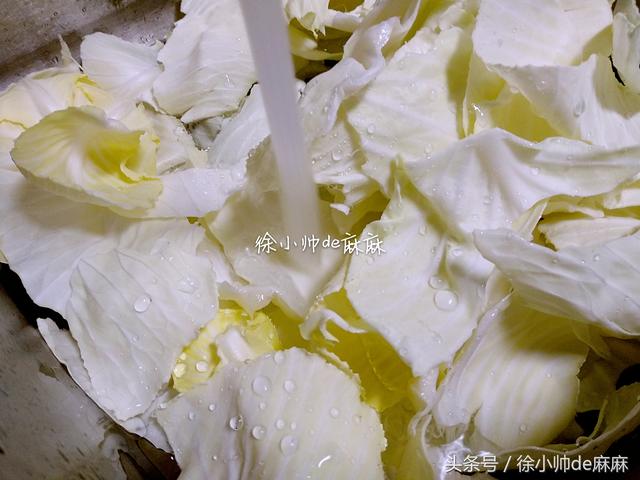 平包菜怎么做好吃，包菜怎么做好吃法大全（ 用一碗酱汁烧出的手撕包菜）