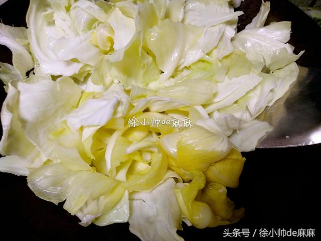 平包菜怎么做好吃，包菜怎么做好吃法大全（ 用一碗酱汁烧出的手撕包菜）