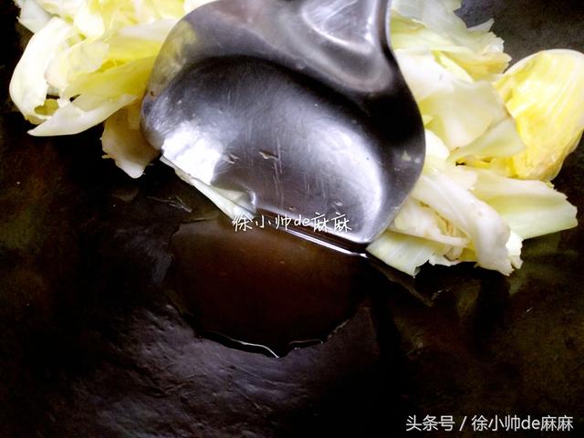 平包菜怎么做好吃，包菜怎么做好吃法大全（ 用一碗酱汁烧出的手撕包菜）