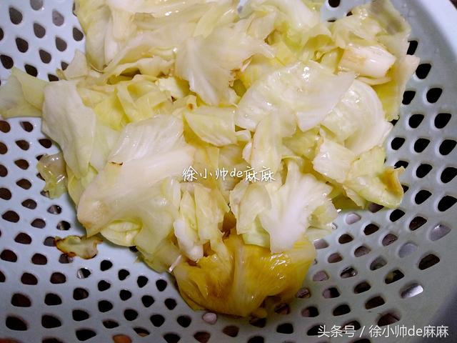 平包菜怎么做好吃，包菜怎么做好吃法大全（ 用一碗酱汁烧出的手撕包菜）