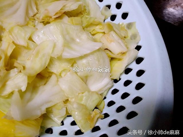 平包菜怎么做好吃，包菜怎么做好吃法大全（ 用一碗酱汁烧出的手撕包菜）