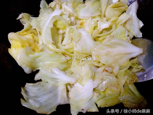 平包菜怎么做好吃，包菜怎么做好吃法大全（ 用一碗酱汁烧出的手撕包菜）