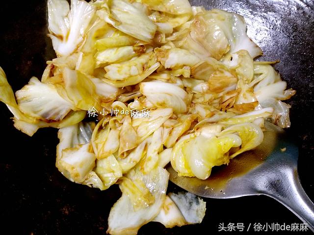平包菜怎么做好吃，包菜怎么做好吃法大全（ 用一碗酱汁烧出的手撕包菜）