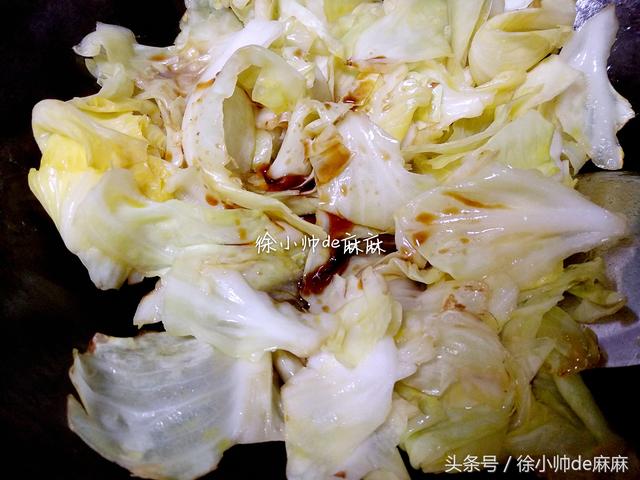 平包菜怎么做好吃，包菜怎么做好吃法大全（ 用一碗酱汁烧出的手撕包菜）