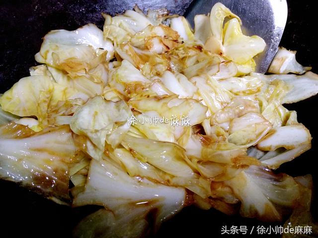 平包菜怎么做好吃，包菜怎么做好吃法大全（ 用一碗酱汁烧出的手撕包菜）