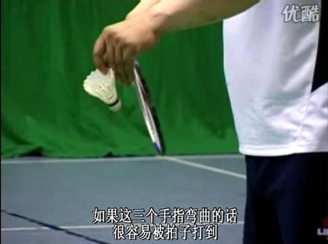 羽毛球反手发球，羽毛球发球的种类有几种（羽毛球发球的种类有几种图片）