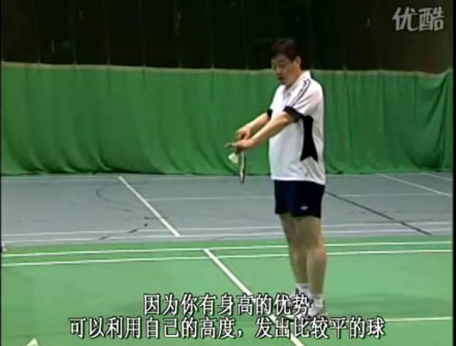 羽毛球反手发球，羽毛球发球的种类有几种（羽毛球发球的种类有几种图片）