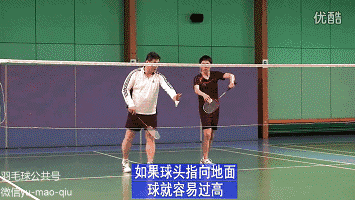 羽毛球反手发球，羽毛球发球的种类有几种（羽毛球发球的种类有几种图片）