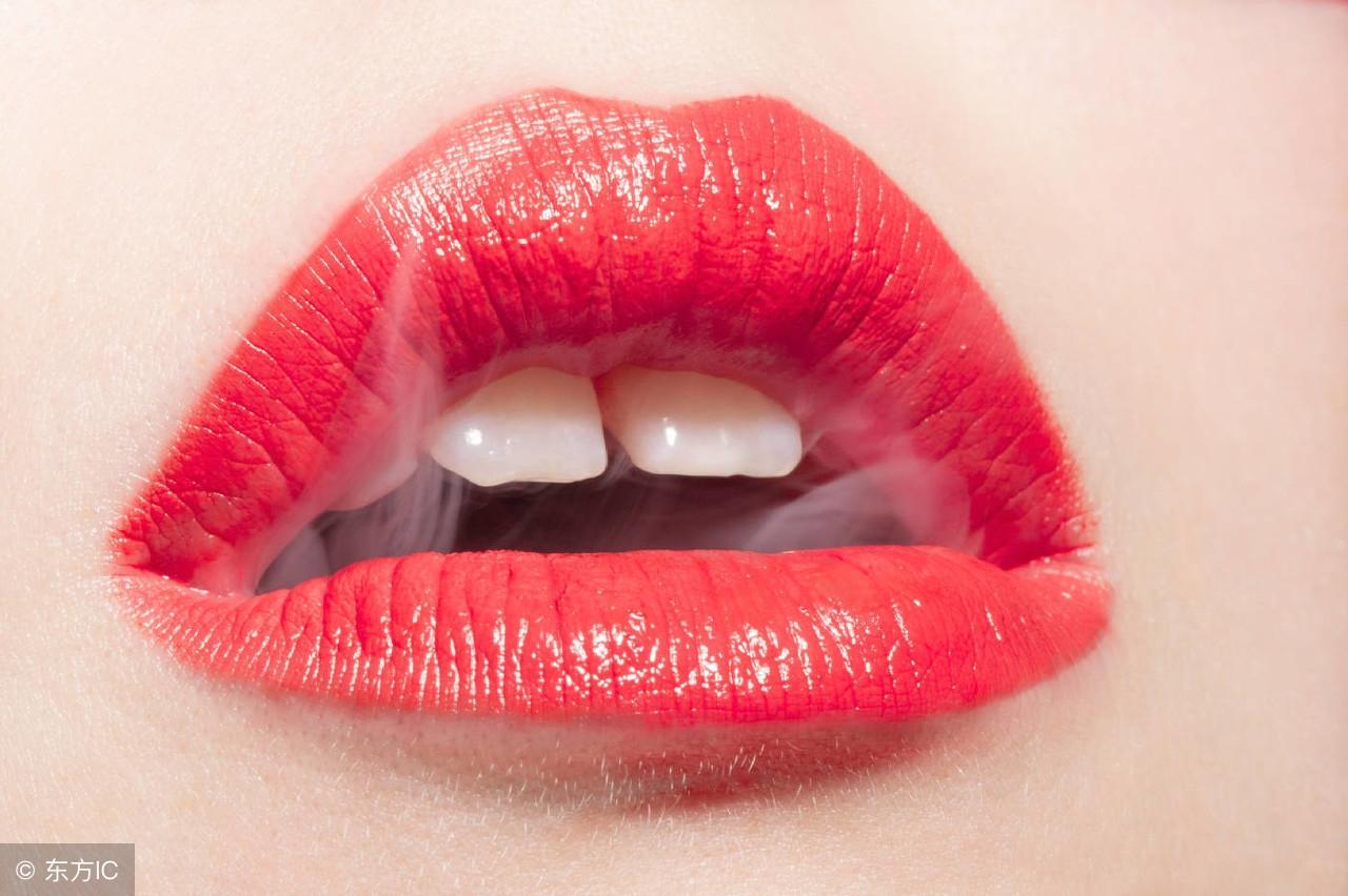 华人首富李嘉诚先生面相的特点是额头生得很高,额如覆肝,光润古代人