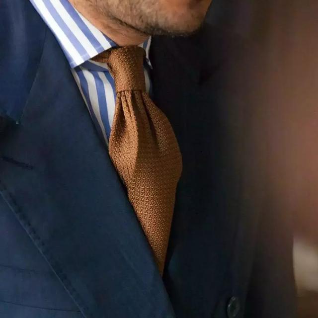 领带必须要领带夹吗，领带需要夹子吗（如何使领带系到极致）