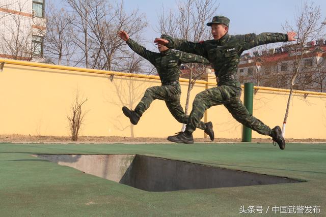 400米怎么跑，400米比赛该怎么跑（想用最酷的姿势通过障碍吗）