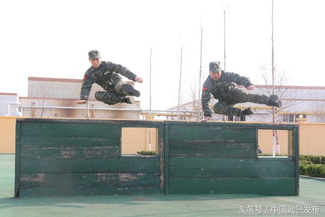 400米怎么跑，400米比赛该怎么跑（想用最酷的姿势通过障碍吗）