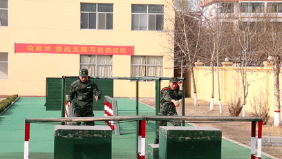 400米怎么跑，400米比赛该怎么跑（想用最酷的姿势通过障碍吗）