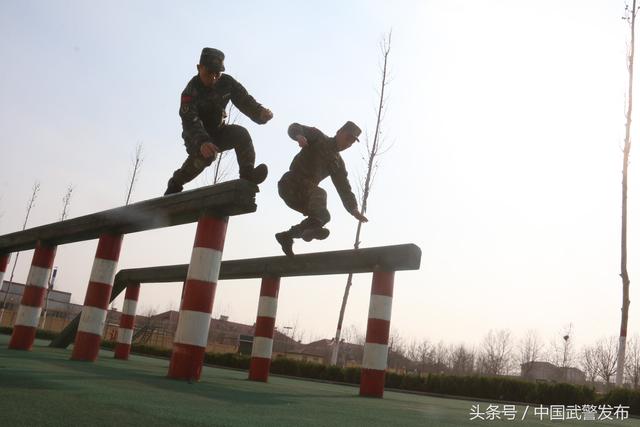 400米怎么跑，400米比赛该怎么跑（想用最酷的姿势通过障碍吗）