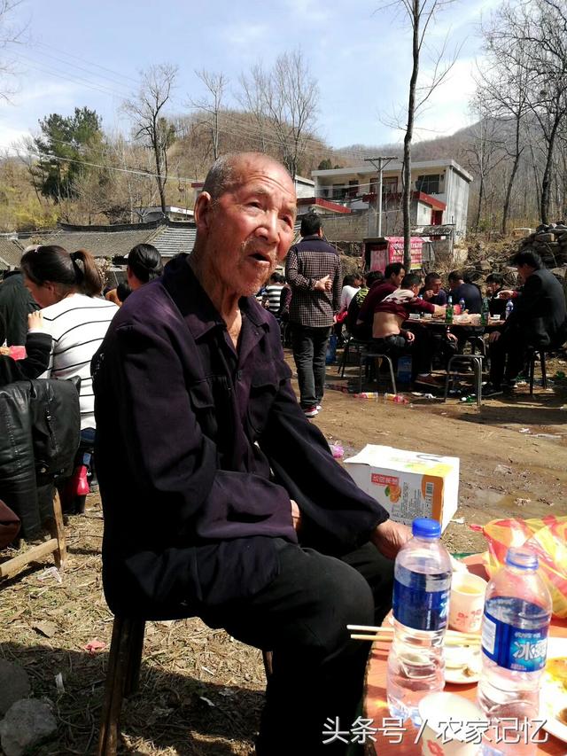 女儿生小孩女方父母要送什么，父母要准备什么东西（为啥娘家人有鸡蛋茶喝）