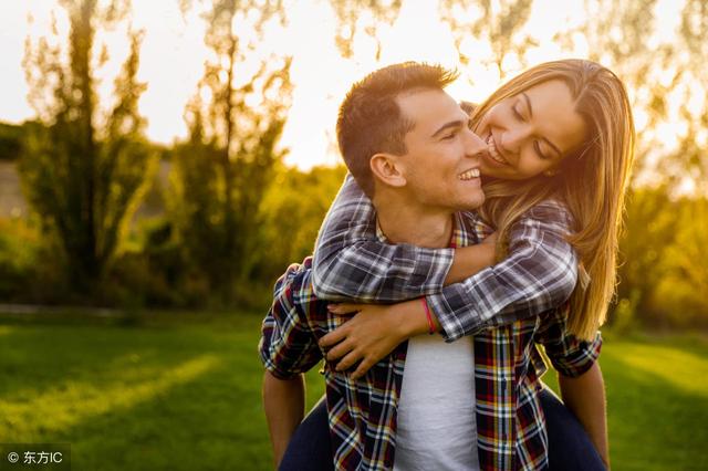 摩羯男开始走心的表现，摩羯男认定你当老婆表现（就是真的爱上你了啦）