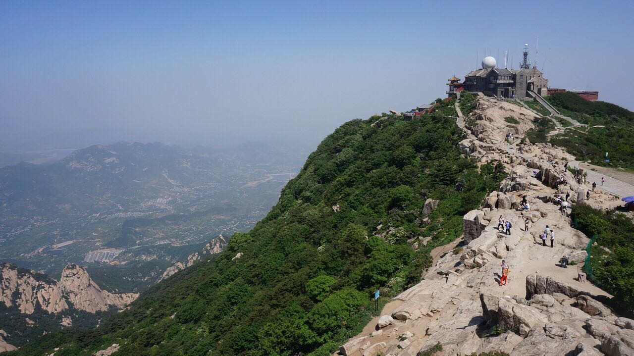 会当凌绝顶一览众山小写的是哪座山？杜甫这首诗里说的是泰山