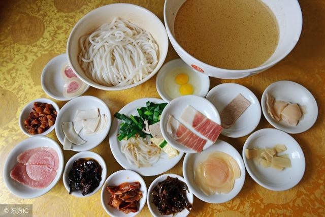 过桥米线的传说，云南米线典故之过桥（美食文化 ， 过桥米线的传说）