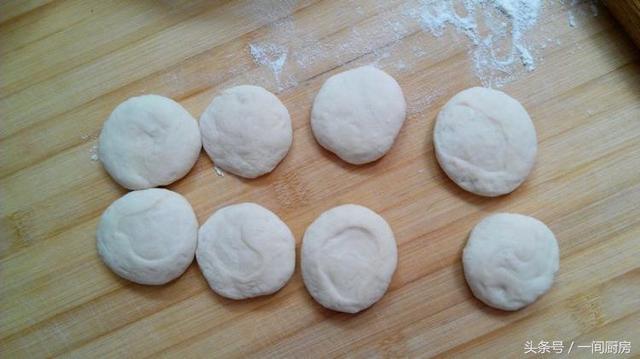 小笼包的制作过程,小笼包的制作方法(周末媳妇在家做的小笼包子)
