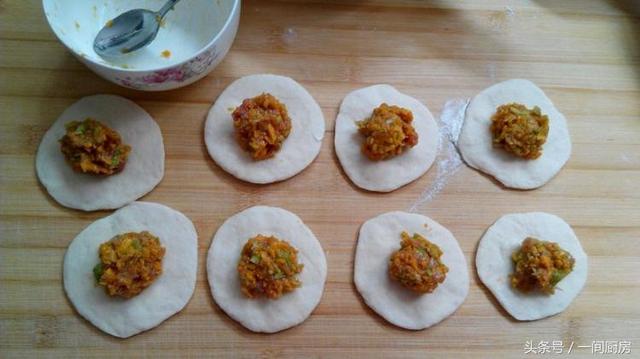 小笼包的制作过程,小笼包的制作方法(周末媳妇在家做的小笼包子)