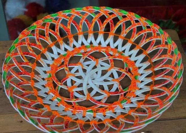 圆篮子的编织方法，怎么编圆篮子（，这么美的收纳篮竟然是用废瓶子做成的，我不相信）