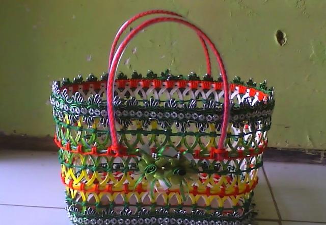 圆篮子的编织方法，怎么编圆篮子（，这么美的收纳篮竟然是用废瓶子做成的，我不相信）