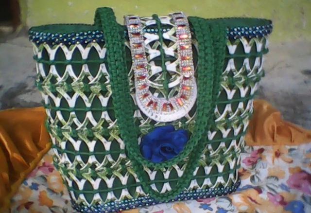 圆篮子的编织方法，怎么编圆篮子（，这么美的收纳篮竟然是用废瓶子做成的，我不相信）