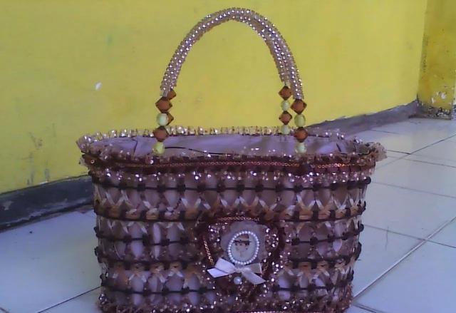 圆篮子的编织方法，怎么编圆篮子（，这么美的收纳篮竟然是用废瓶子做成的，我不相信）