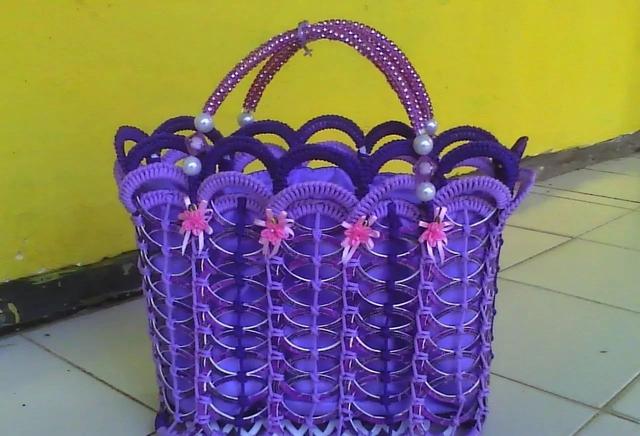 圆篮子的编织方法，怎么编圆篮子（，这么美的收纳篮竟然是用废瓶子做成的，我不相信）