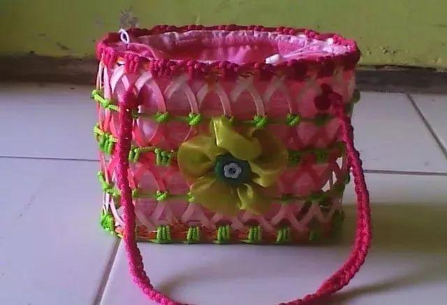 圆篮子的编织方法，怎么编圆篮子（，这么美的收纳篮竟然是用废瓶子做成的，我不相信）