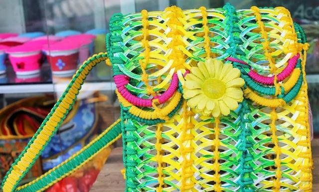 圆篮子的编织方法，怎么编圆篮子（，这么美的收纳篮竟然是用废瓶子做成的，我不相信）