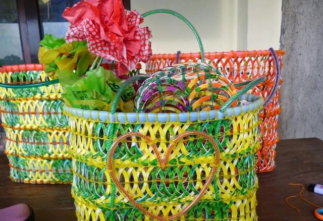 圆篮子的编织方法，怎么编圆篮子（，这么美的收纳篮竟然是用废瓶子做成的，我不相信）