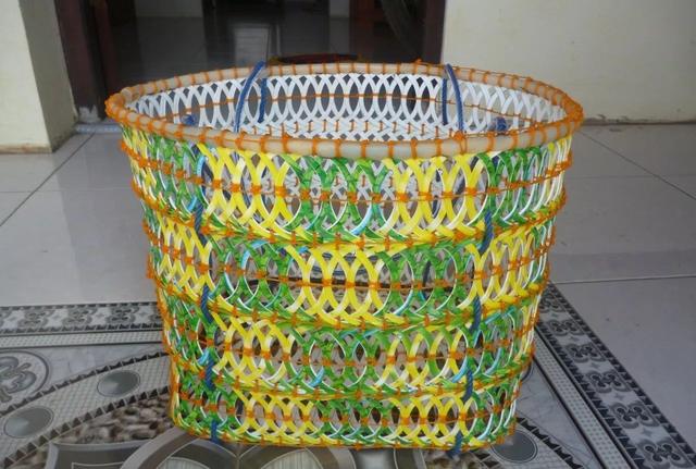圆篮子的编织方法，怎么编圆篮子（，这么美的收纳篮竟然是用废瓶子做成的，我不相信）