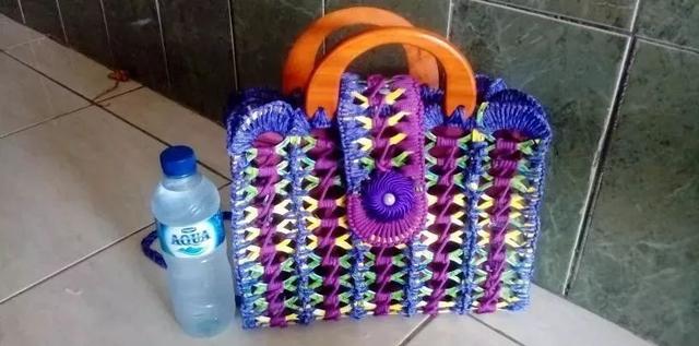 圆篮子的编织方法，怎么编圆篮子（，这么美的收纳篮竟然是用废瓶子做成的，我不相信）