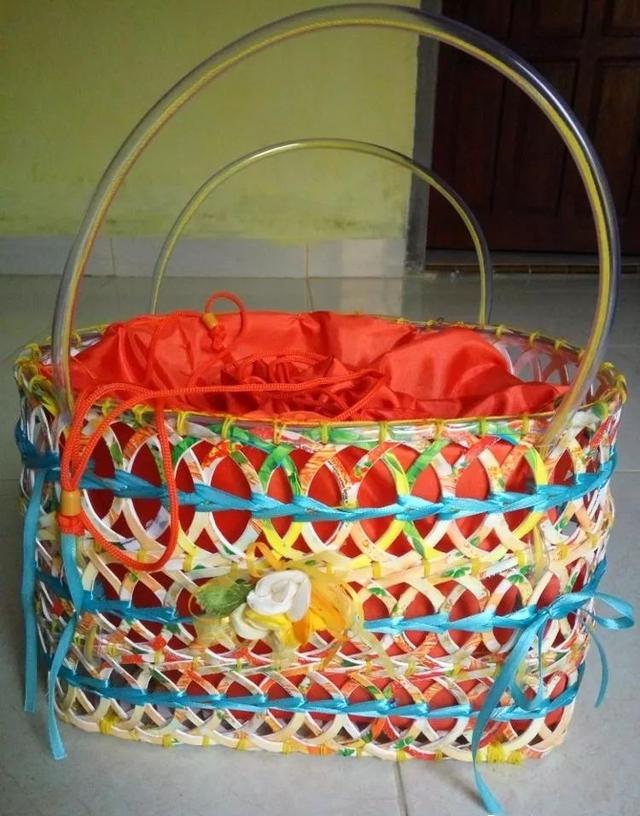 圆篮子的编织方法，怎么编圆篮子（，这么美的收纳篮竟然是用废瓶子做成的，我不相信）