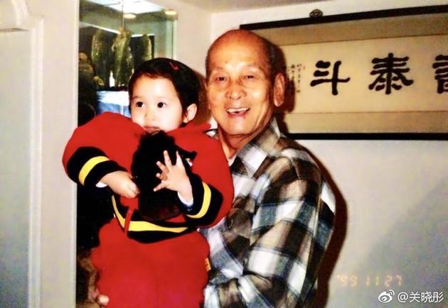 关晓彤家世起底，“国民闺女”原来是这样长成的，鹿晗是否压力大
