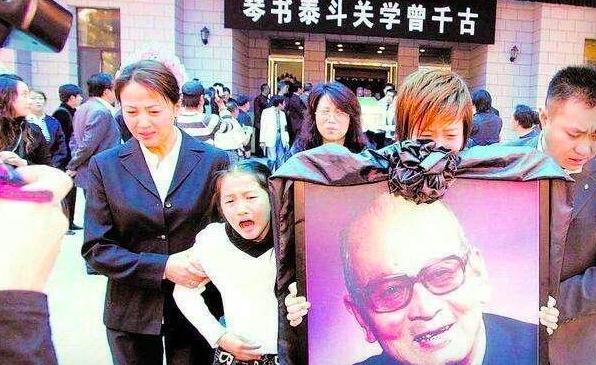 关晓彤家世起底，“国民闺女”原来是这样长成的，鹿晗是否压力大