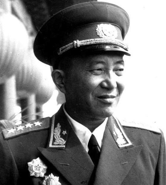 黄埔军校培养出哪些名人，黄埔军校培养出哪些名人了（黄埔军校各期都出了哪些名将）