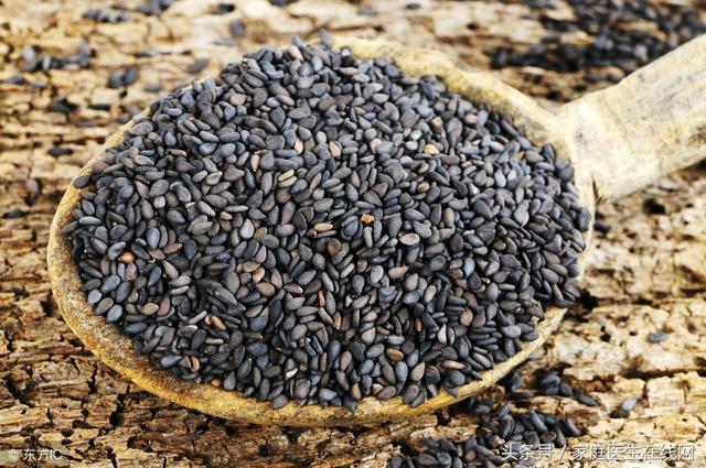 黑大豆皮的功效与作用，黑豆皮有什么用（黑豆和黑芝麻哪个更补身体）