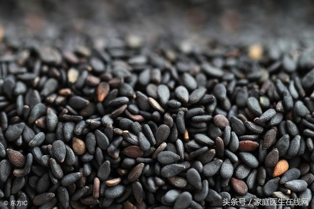 黑大豆皮的功效与作用，黑豆皮有什么用（黑豆和黑芝麻哪个更补身体）
