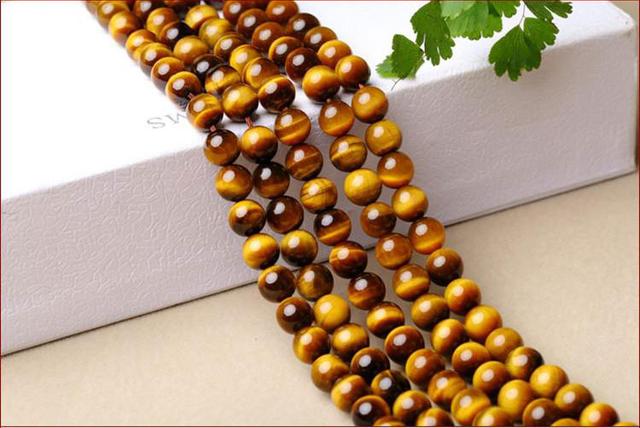 金虎眼石和黄虎眼石的区别，金虎眼石和黄虎眼石的功效（虎眼石色彩多变不同颜色虎眼石带来不同能量）