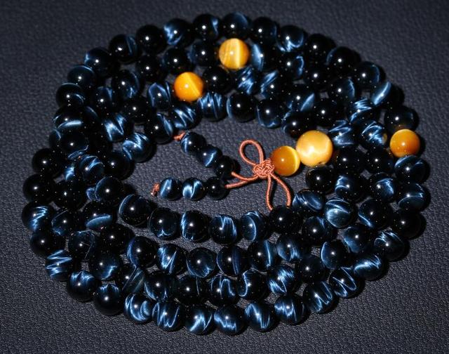 金虎眼石和黄虎眼石的区别，金虎眼石和黄虎眼石的功效（虎眼石色彩多变不同颜色虎眼石带来不同能量）